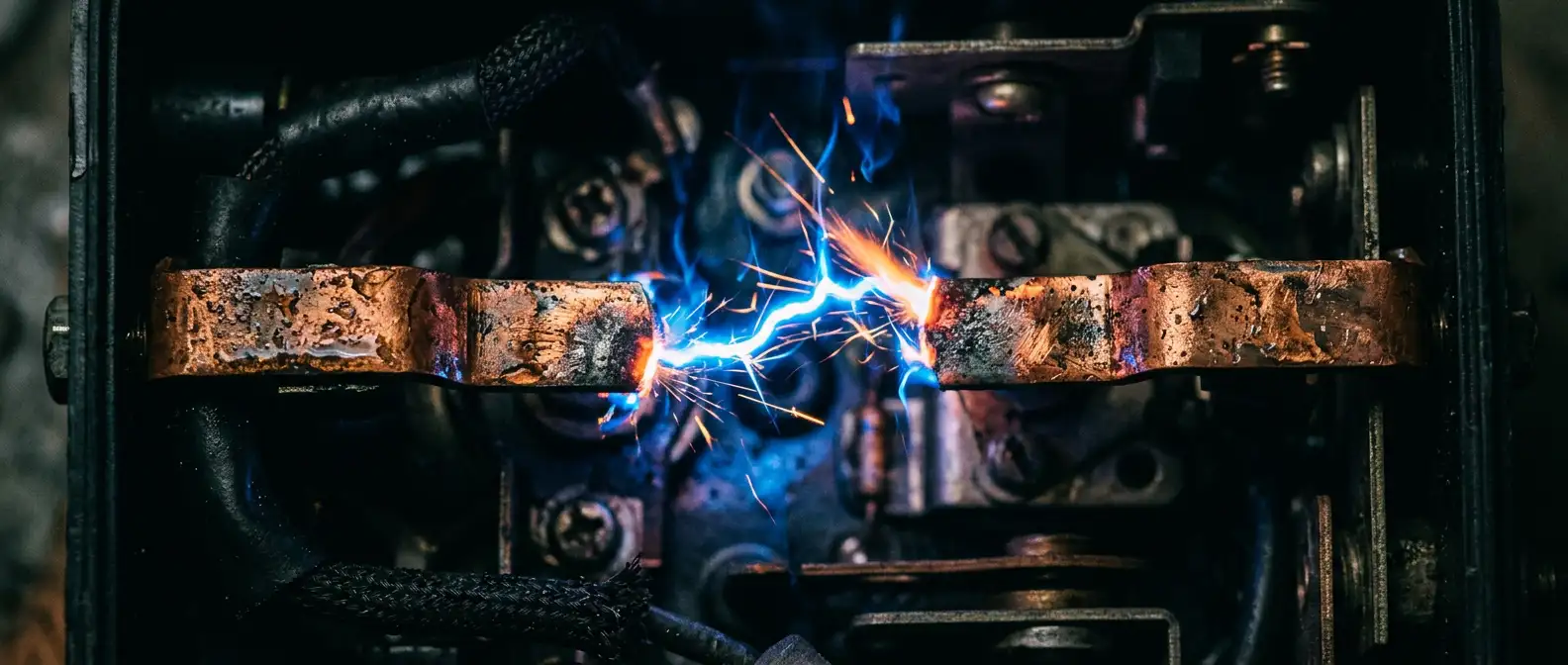 Scântei electrice pe contacte de cupru — de ce contează stabilizarea tensiunii