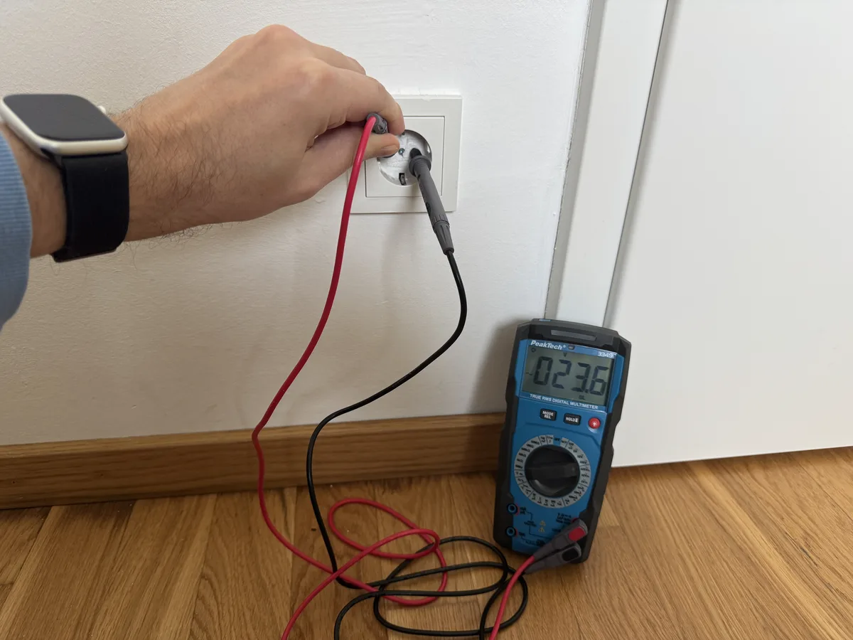 Testare tensiune priză cu multimetru PeakTech — citire 236V