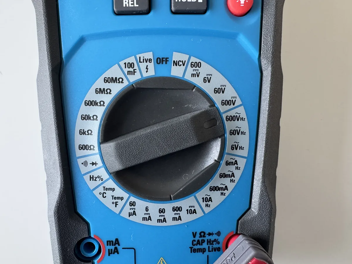 Selectorul multimetrului PeakTech 3349 — setare pentru măsurare tensiune AC