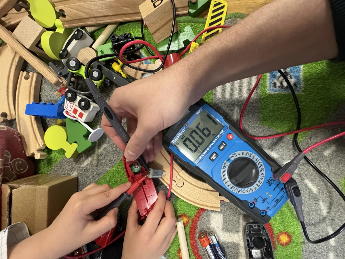 Paul testează singur bateriile cu tester-ul