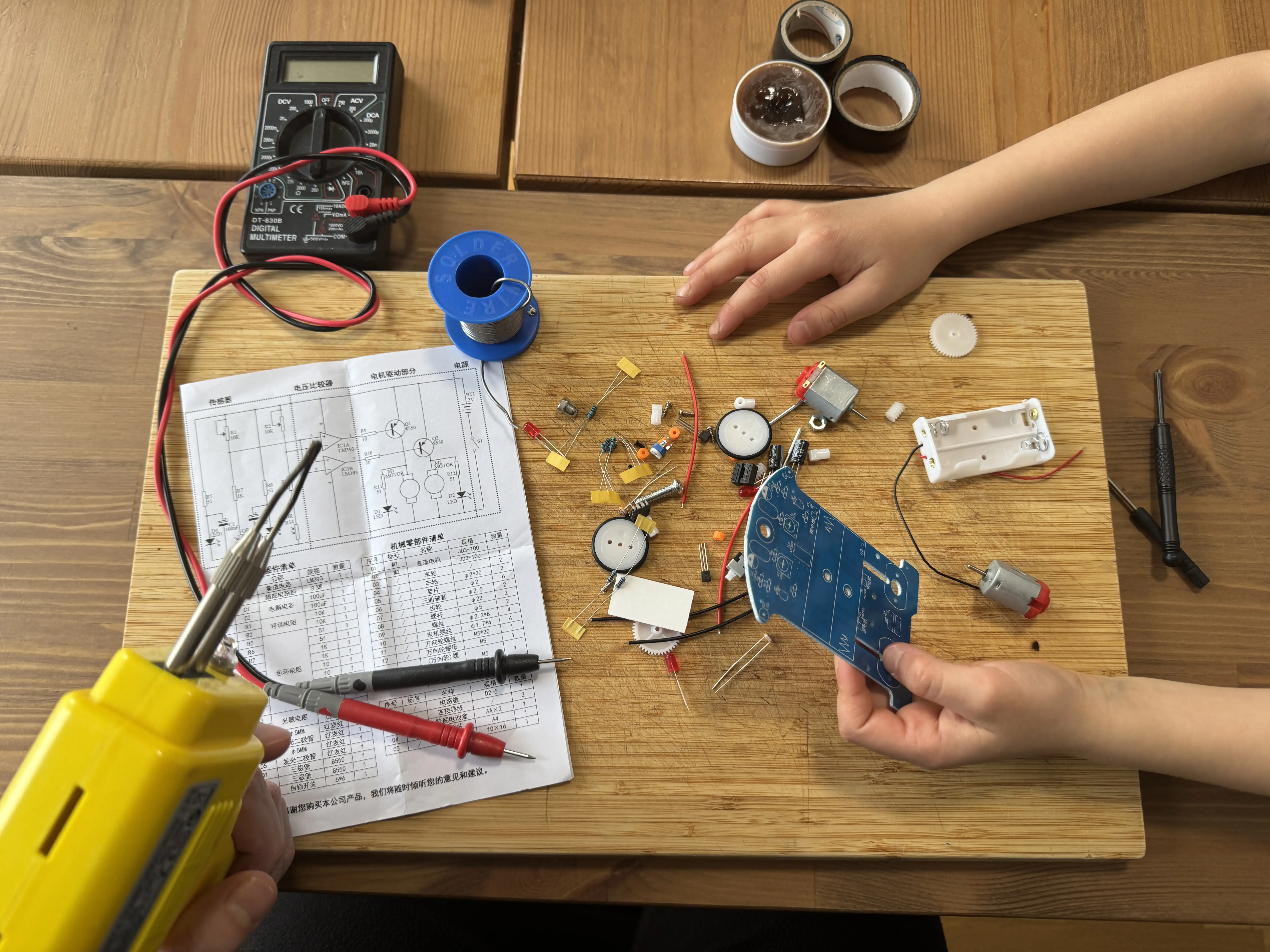 Am încercat un kit de robot urmăritor de linie. După 4 ore, am renunțat