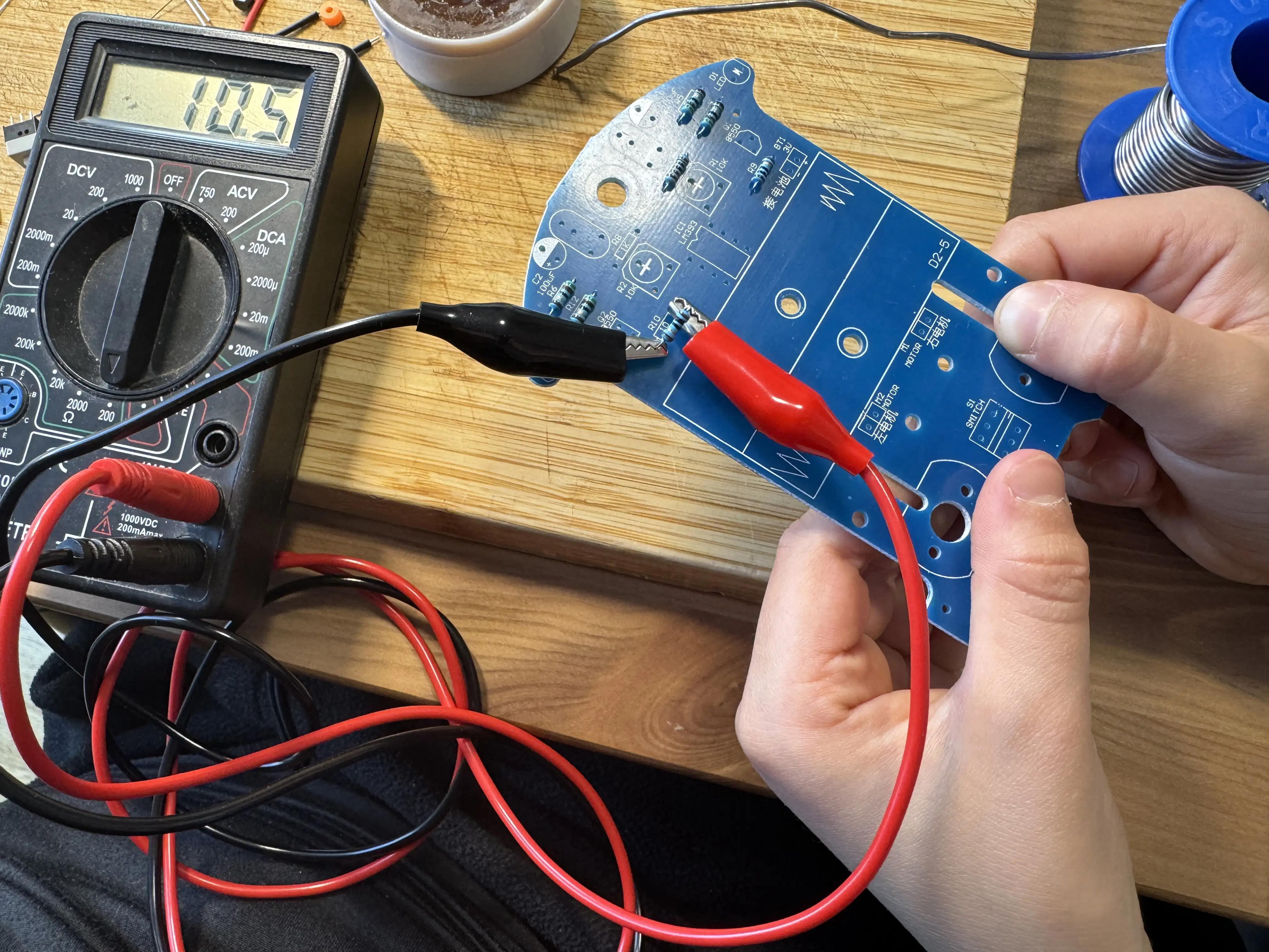 Testare cu multimetrul — sondele clip pe placa PCB, multimetrul afișează 1.0.5