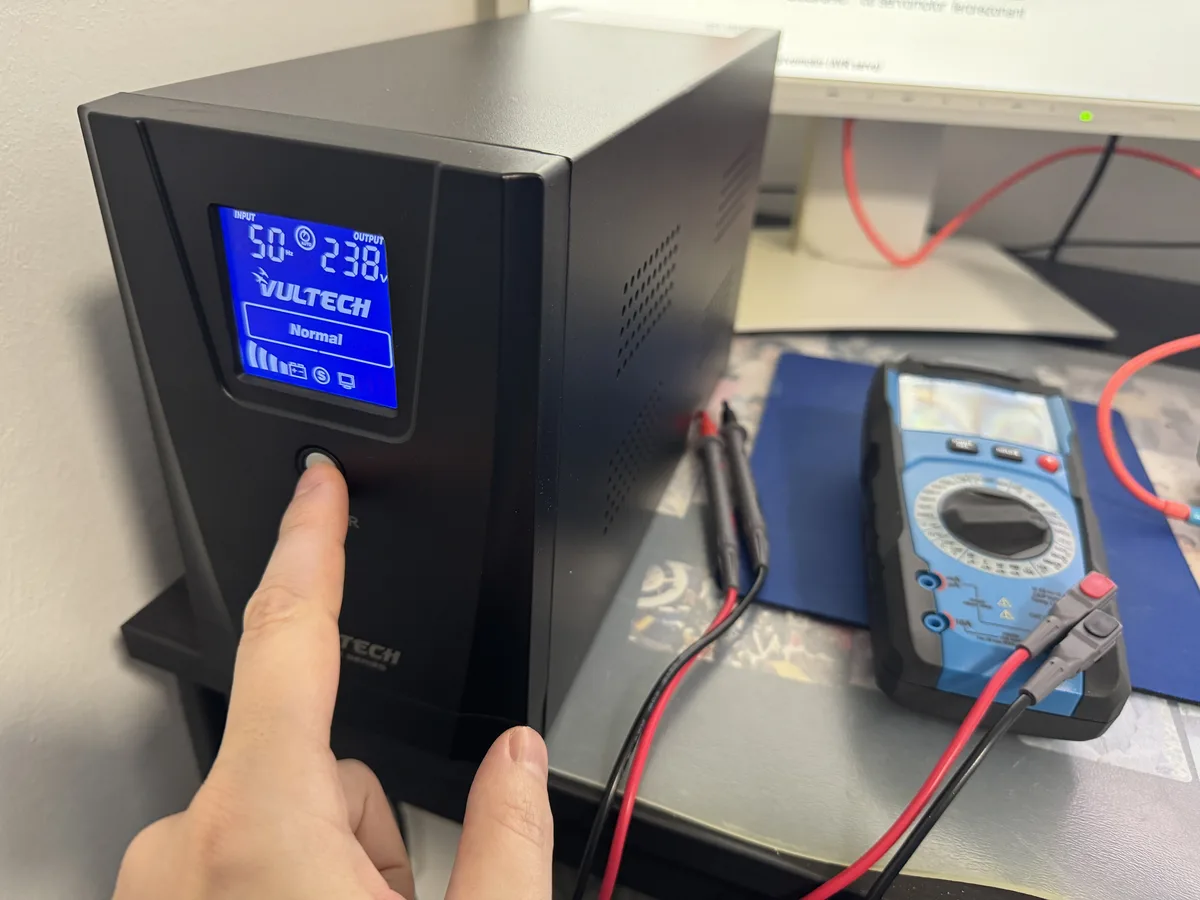 UPS Vultech display: 50Hz frecvență, 238V ieșire, mod Normal