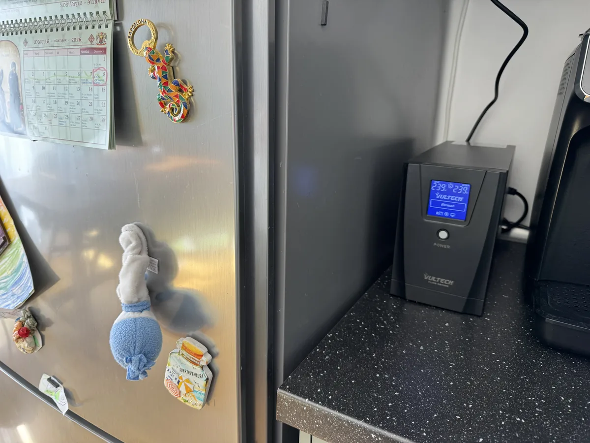 UPS-ul Vultech lângă frigiderul familiei — testare reală acasă
