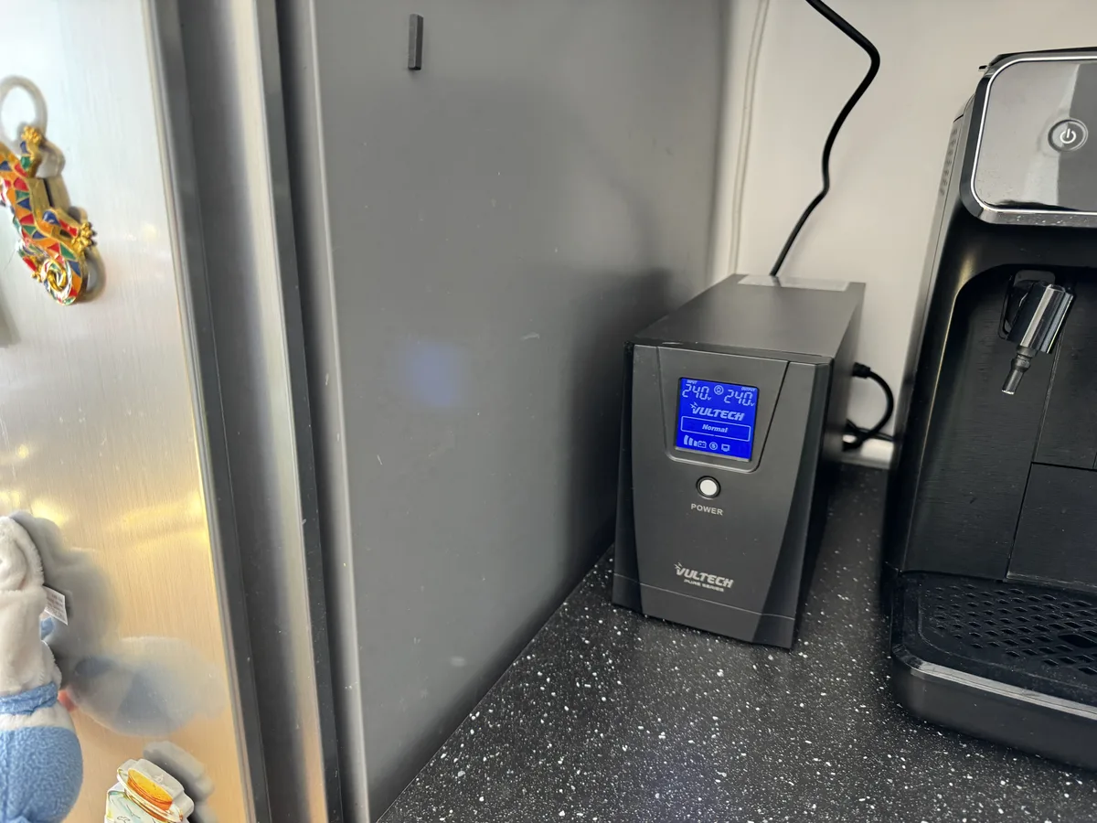 UPS Vultech instalat lângă frigider și espressor — montaj real acasă