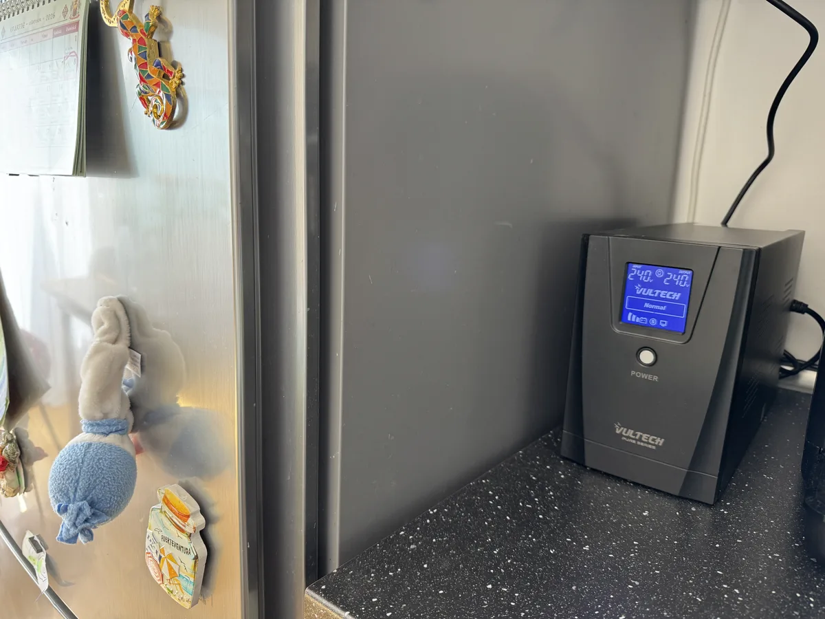 UPS-ul Vultech instalat lângă frigiderul familiei